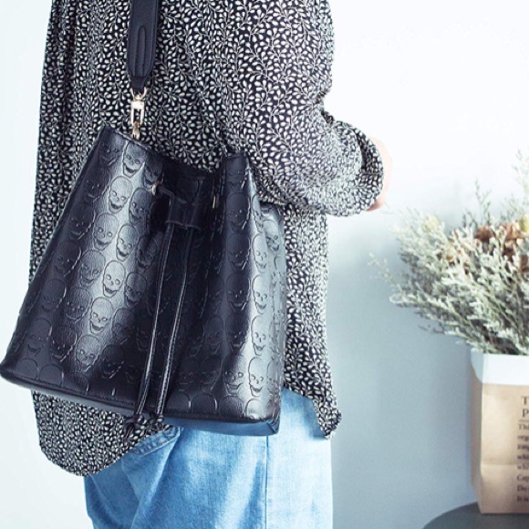 Skulls Bucket Bag Black Leather - Picture 7 of 7